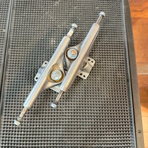 Tracker 161mm Sixtrack USA Silver Trucks new - Picture 1 of 6