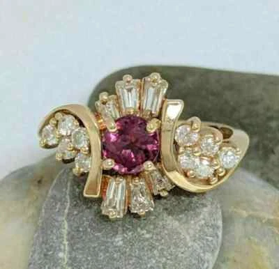 Anillo de compromiso para mujer de corte redondo de 2 quilates con rubí rosa creado en laboratorio enchapado en oro amarillo de 14 quilates Foto 1 de 4
