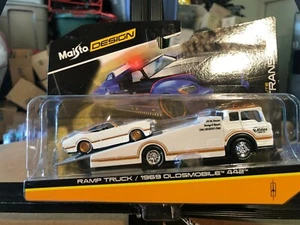 1/64 MAISTO DESIGN TRANSPORT RAMP TRUCK & 1969 OLDSMOBILE 442 WHITE AND GOLD - Picture 1 of 2