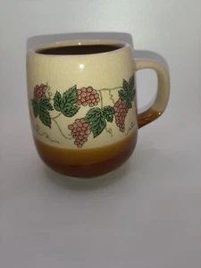 4" Becher Creme und Braun mit grünen Blättern und lila Trauben Hergestellt in Taiwan - Bild 1 von 3