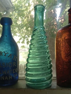 HÜBSCHE TÜRKISBLAUE S&P (STICKNEY & POOR) 1880er SPIRALRING BIENENSTOCK SAUCENFLASCHE - Bild 1 von 9