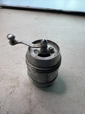 Molinillo de pimienta de manivela estilo barril de aleación de aluminio vintage Foto 1 de 4