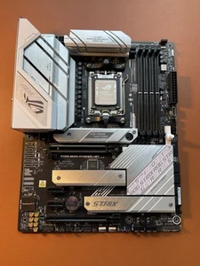 ASUS ROG STRIX B650-A GAMING WIFI DDR5 AM5 AMD ATX GAMING MOTHERBOARD !!*READ*!! - Photo 1/13