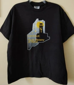 T-Shirt Ministeri della Gioventù Cattolica del Maine - Taglia L - SPEDIZIONE GRATUITA MADE IN USA - Foto 1 di 4