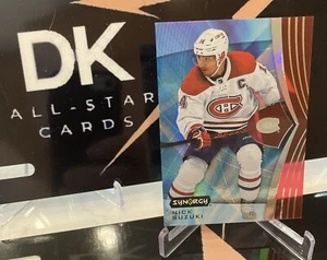 NICK SUZUKI ROTE KOPFGELDKARTE 2023-24 OBERDECK SYNERGIE #16 UNKRATZTER CODE - Bild 1 von 2