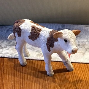 Schleich® Farm World 17073 Fleckvieh-Kalb | Bauernhof | Sammelfigur mit Fähnchen - Bild 1 von 4