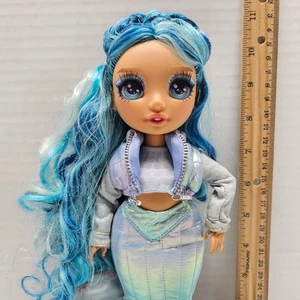 Bambola Rainbow High SKYLER BRADSHAW blu con vestito Winter Wonderland - articolata - Foto 1 di 8
