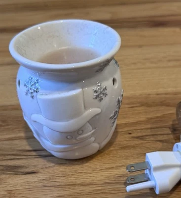 Calentador de cera enchufable de pared Scentsy Holiday Collection DÍA DE NIEVE muñeco de nieve copos de nieve Foto 1 de 2