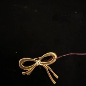 Diseño de arco con pasador de cristal color dorado - Imagen 1 de 2