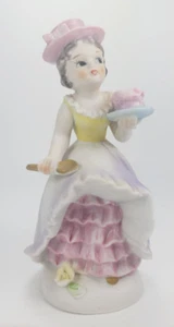 Figura Niña Vintage Retro Años 70 en Sombrero Rosa con Pastel 5"H - Imagen 1 de 6