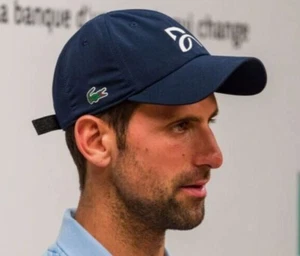 Gorra Lacoste Sport X Novak Djokovic para hombre con firma bordada azul marino - Imagen 1 de 10