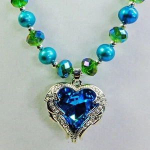 Geflügelter blauer Kristall Herz Anhänger blaue echte Perlen, grüne Glasperlen Halskette - Bild 1 von 4