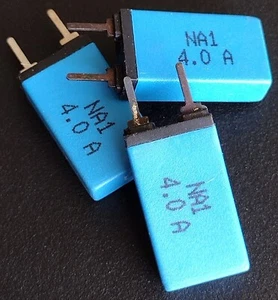 Speaker Circuit Breaker 4.0A 300WAutomatic resetting circuit breaker. - Picture 1 of 2