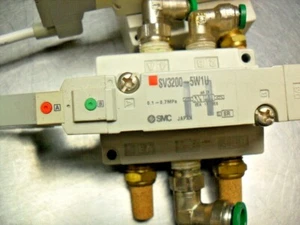 SMC SV3200-5W1U Magnet-Luftregelventil mit Verteiler & Armaturen - Bild 1 von 3