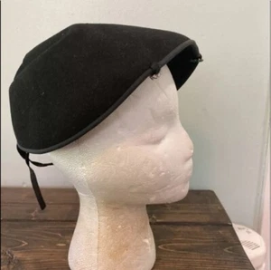 Vintage 50er Lazarus Flapper Cloche schwarzer Hut 2 klare Strass Broschen Lee Körper - Bild 1 von 15