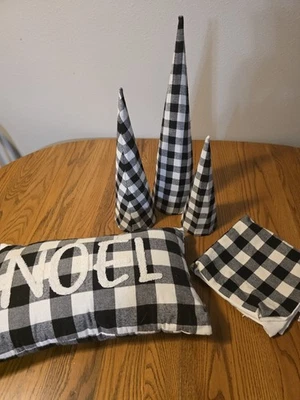 Decoración de Navidad a cuadros de búfalo blanco y negro - Almohada. Conos y funda de almohada Foto 1 de 4