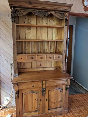 Cómoda galesa de pino antiguo Foto 1 de 4