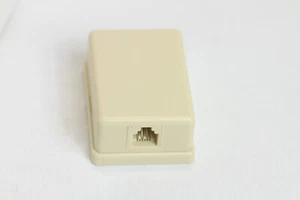 Conector modular de montaje en superficie de puerto único para teléfono RJ11 4 pines - Imagen 1 de 5