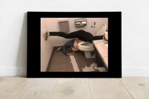 Poster bagno divertente - stampa bagno - ragazzo svenuto accanto alla toilette - 832 - Foto 1 di 4