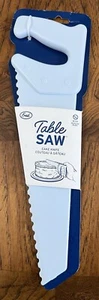 Neu Fred TISCHKREISSÄGE Kappsäge hellblau Neuheit Kuchen und Salat Säge geformtes Messer - Bild 1 von 3
