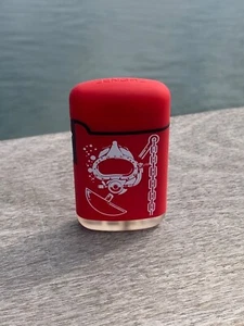 Nachfüllbare & winddichte Nottaschenlampe. Hellrote Farbe, mit Tauchlogo. EDC. - Bild 1 von 5