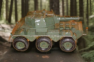 1:43 Crescent Toys SALADIN MILITAR COCHE BLINDADO dispara proyectiles - usado para jugar  Foto 1 de 4