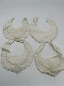 Antikes Set 4 Baby Lätzchen bestickt Blumen Handarbeit Knopfverschluss Baumwolle Puppe - Bild 1 von 7