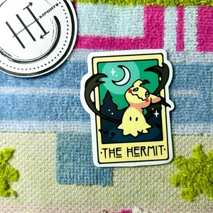 Pegatina de vinilo impermeable Pokemon | Temática de cartas del tarot Pokémon El ermitaño Mimikyu - Imagen 1 de 1