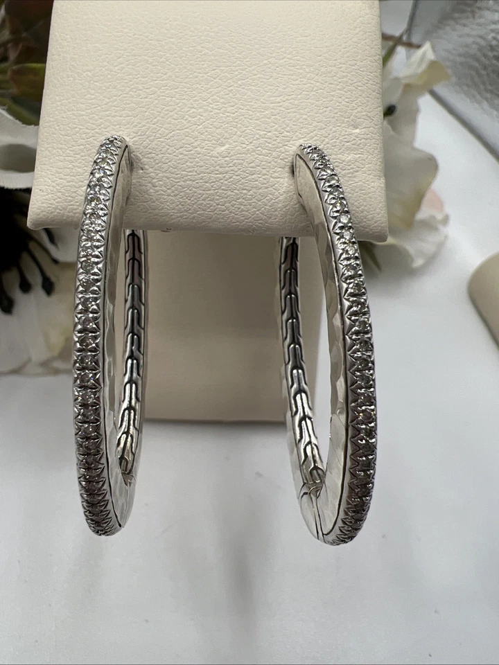 Pendientes tipo argolla de diamantes blancos y negros de plata de ley John Hardy Foto 1 de 1