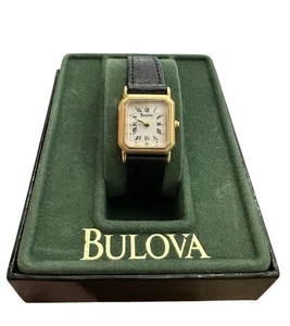 Neu im Karton Bulova Classic Quartz Damenuhr mit schwarzem Lederband Vintage - Bild 1 von 6