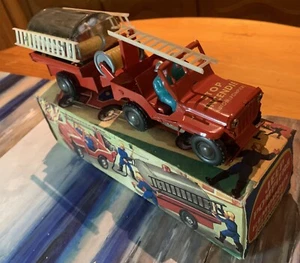 Joyax Willys Jeep Feuerwehrmann Blechspielzeug Auto Set mit Zisternenanhänger 1950er Jahre verpackt 10"" - Bild 1 von 10