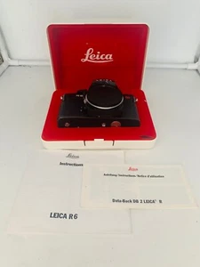 LEICA R6 FOTOCAMERA REFLEX PELLICOLA 35MM NERA. MODELLO #10 070.BODY PLUS DATABACK DB2. - Foto 1 di 8