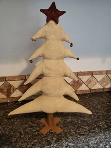 Primitiver Stoff Weihnachtsbaum mit Glocken und Stern.  Holzsockel. - Bild 1 von 4