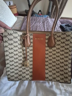 Michael Kors Mercer Bag Excellent Condition - Image 1 of 4