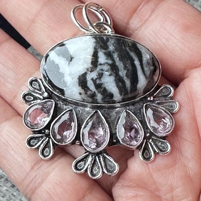 Elegante colgante de jaspe cebra ovalado Foto 1 de 4