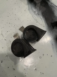 ONE!! 2003-2007 Infiniti G35 Low Tone Horn Note Signal Alarm Siren E9-004035 OEM - Foto 1 di 3