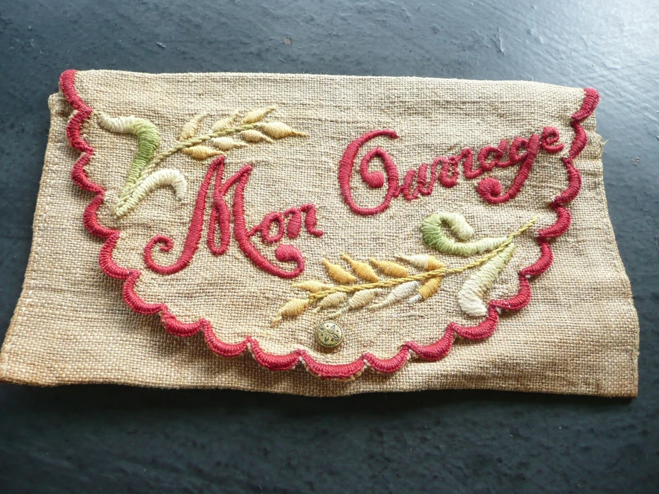 housse ancienne brodée " MON OUVRAGE " en métis écru - Photo 1/4