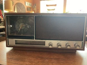 Vintage Realistic Tabletop AM/FM Clock Radio - Tested & Works, Nice! - Picture 1 of 11