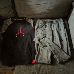 Nike Jordan Boys Fleece Sweatpants and T-Shirt Set Black/Red, Size L (10/12) - Picture 1 of 3