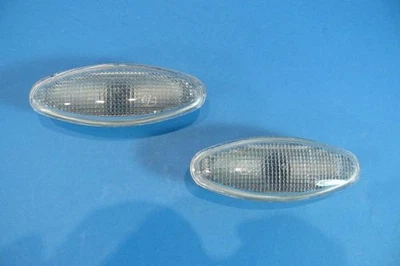 Frecce laterali bianche adatte per Ford Cougar Escort Mondeo Scorpio - Immagine 1 di 3