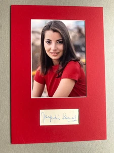 JACQUELINE SASSARD (†2021) firmado escote/passepartout 21x30 autógrafo raro - Imagen 1 de 2