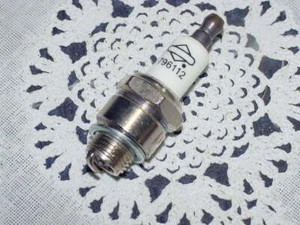 Bujía genuina Briggs & Stratton OEM 796712, ¡NUEVA estantería de repuesto! - Imagen 1 de 2