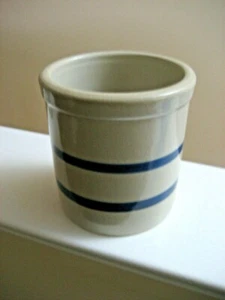 NICE 2 QUART ROBINSON RANSBOTTOM - ROSEVILLE, OHIO CROCK WITH BLUE RING - GOOD U - Picture 1 of 2
