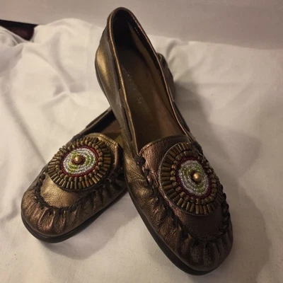 Mocassins femininos de couro com miçangas tom bronze embalados com geleia aerossóis tamanho 8,5B novo sem caixa - Imagem 1 de 4