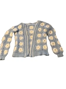Handgefertigte Damen Strickjacke gehäkelt klein blau Granny Square Pullover Gänseblümchen Blume - Bild 1 von 9