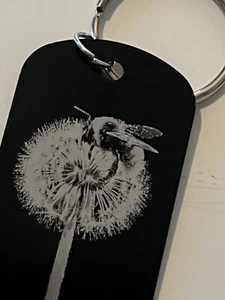 Abeja en Diente de León Fabuloso Grabado Negro Llavero Regalo de Navidad con Bolsa de Regalo - Imagen 1 de 4