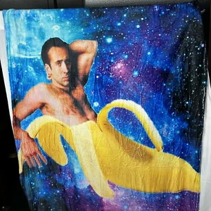Nicolas Käfig in einer Banane Fleece Decke 64"X48" - Bild 1 von 3