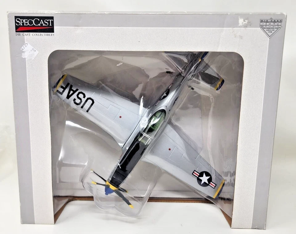 Nuevo banco coleccionista SpecCast escala 1/48 47030 North American P-51D Mustang Foto 1 de 4