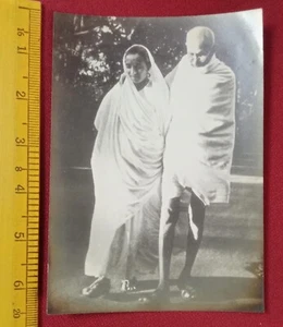 Mahatma Gandhi with his Female follower Real Bromide Photo, Size 6.5 x 4.5 Inc. - Picture 1 of 2