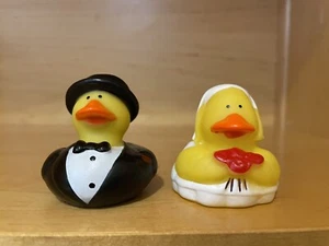 Neu Neuheit Gummi Ente Set-Armaturenbrett/Dekor Spaß 2"-2,5" HOCHZEIT BRAUT & BRÄUTIGAM - Bild 1 von 6